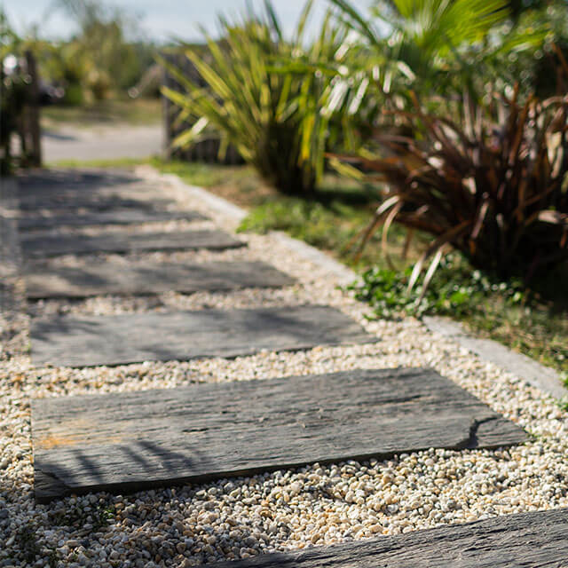 pasos japoneses Infercoa en un camino de jardin con cantos rodados blancos