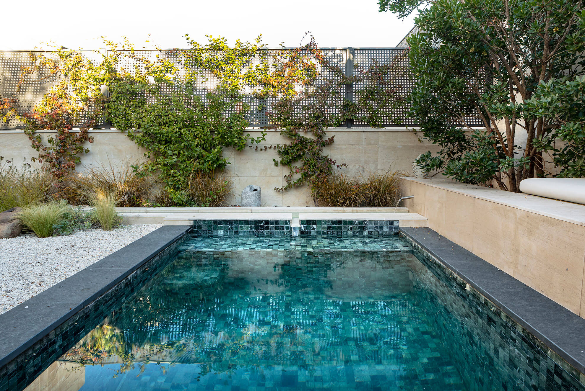 Piscina en mármol Verde Indio,en formato mosaico