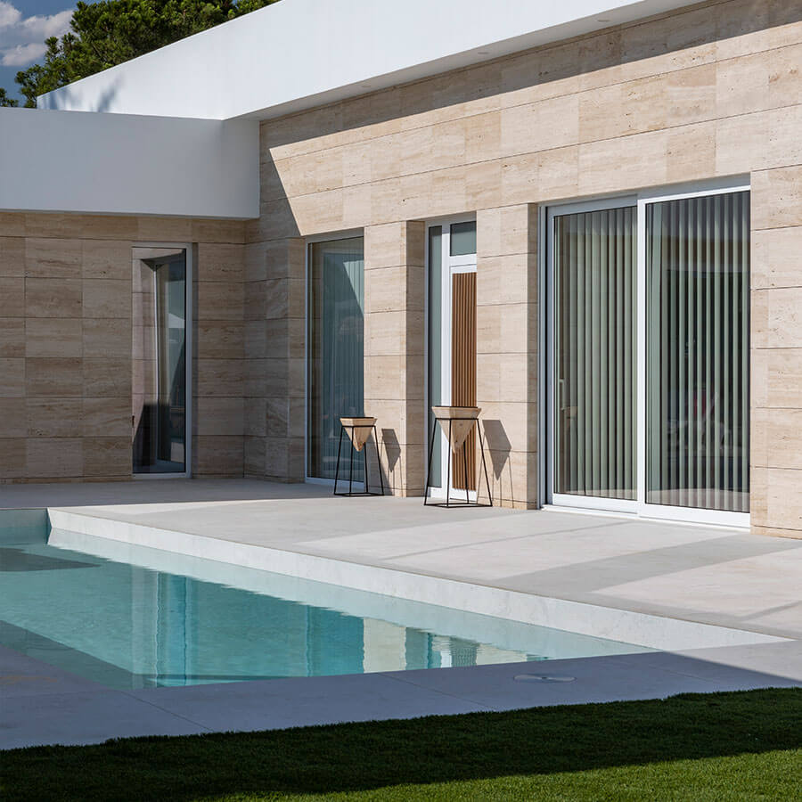 Travertino fachada casa moderna con piscina estilo mediterráneo