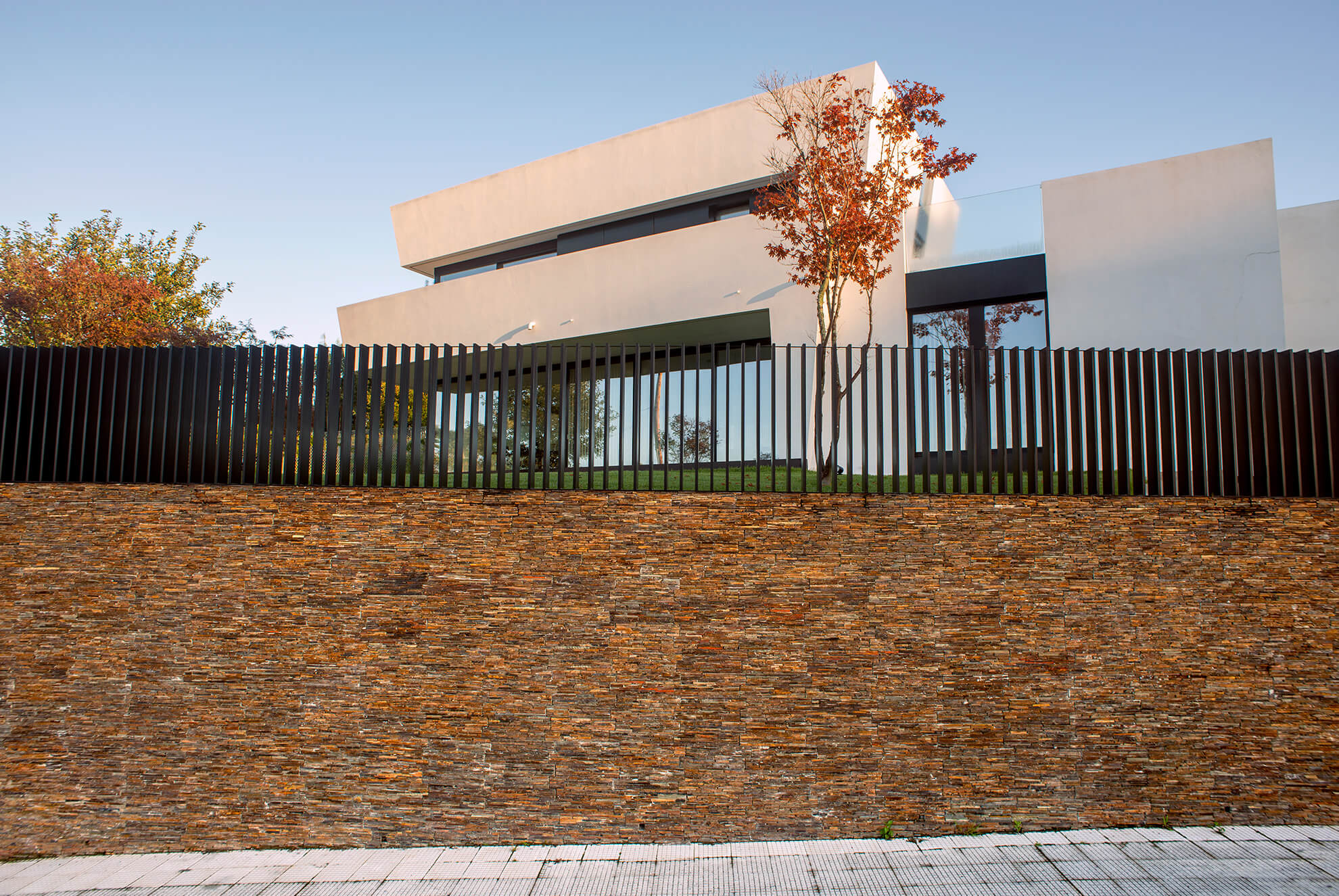 Stonepanel laja multicolor. Muro exteriorde cerramiento para finca de vivienda unifamiliar.