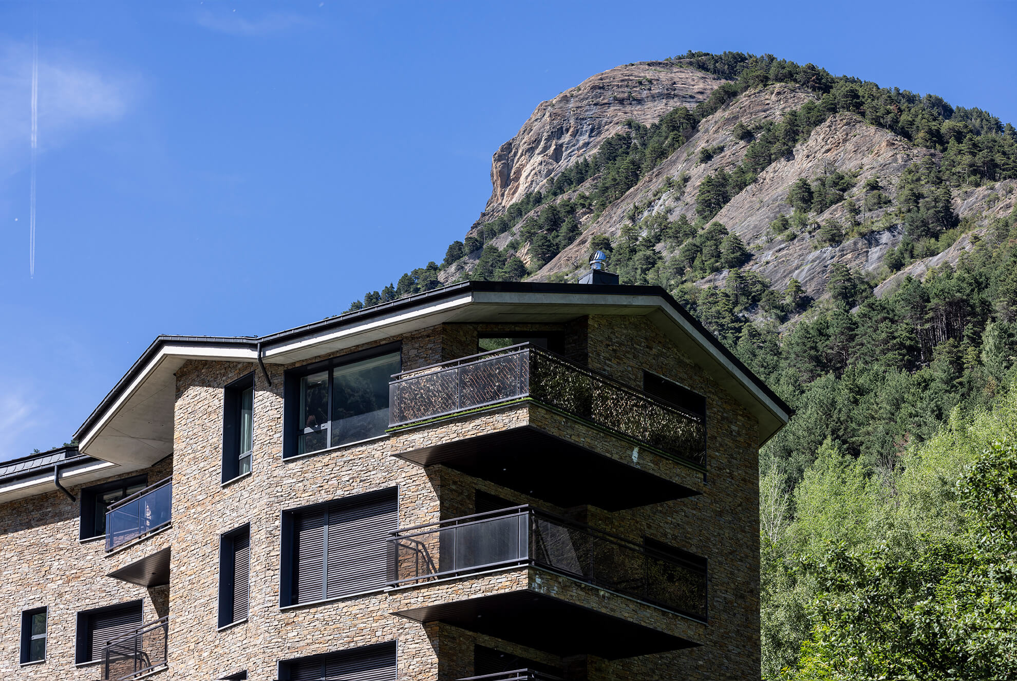 Fachada de bloque de viviendas en Andorra, el material es Stonepanel Sahara