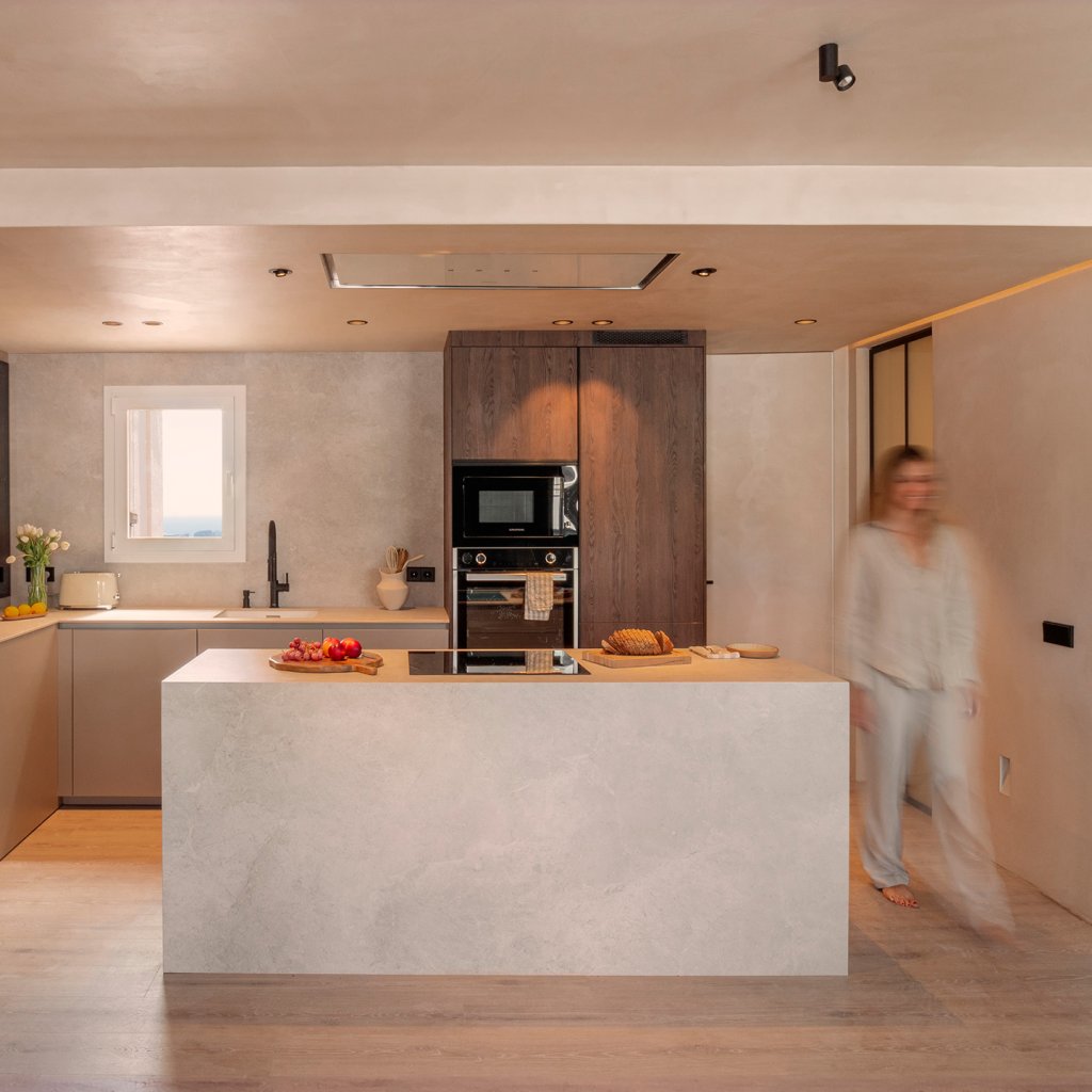 Cocina de madera y porcelánico de diseño minimalista, una de las tendencias más improtantes de 2025